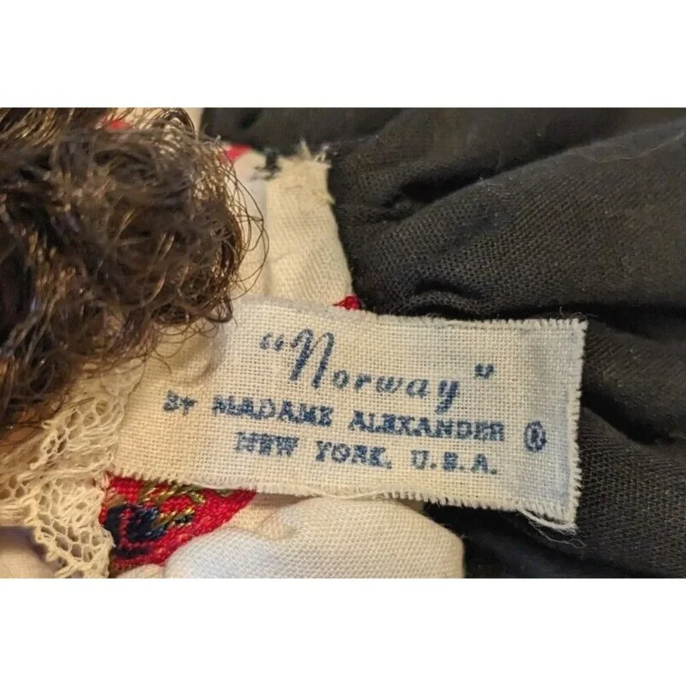 Madame Alexander Norway Vtg Doll & Stand 1977 International Brunette Pretty Girl